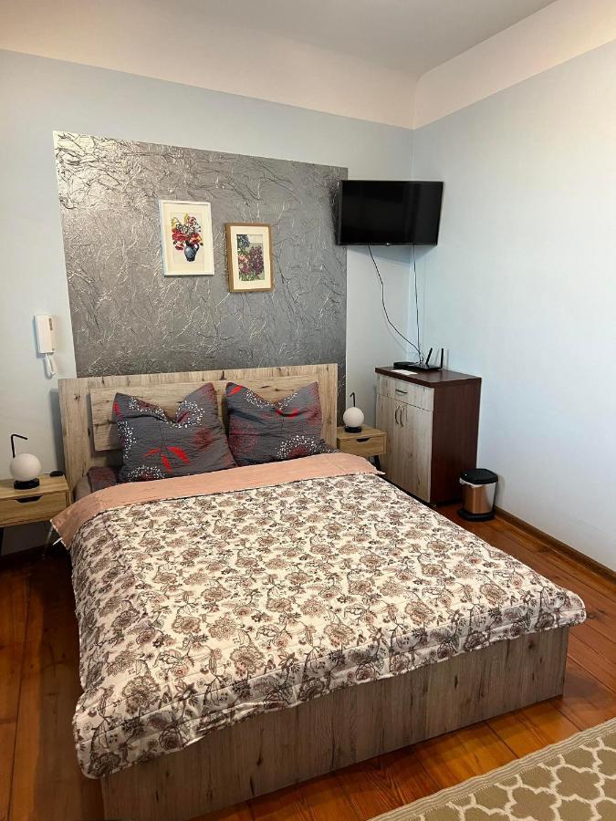 Jednosci Hostel Ζιελόνα Γκόρα Εξωτερικό φωτογραφία